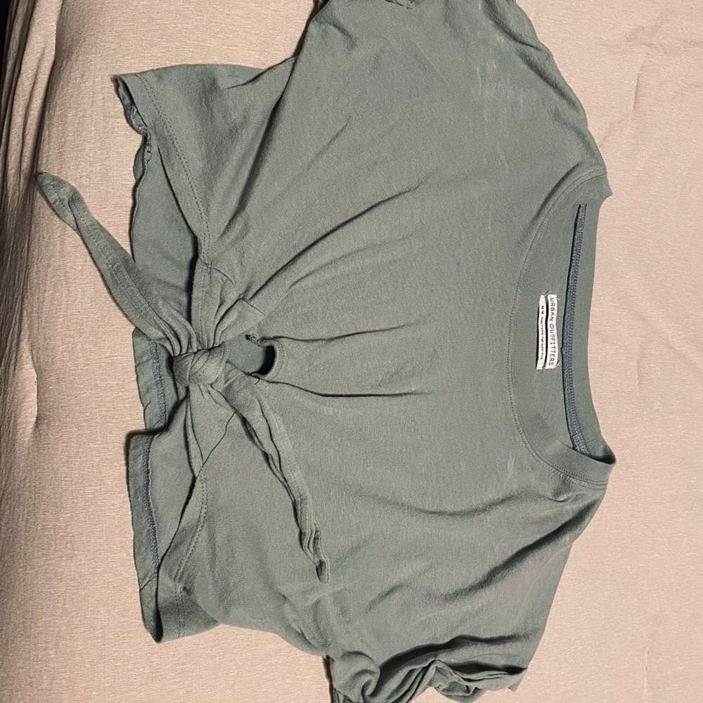 URBAN OUTFITTERS// cropped tee with knot// Medium// Green